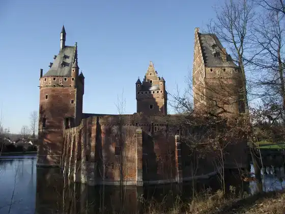 Château de Beersel en Flandre sous un ciel bleu